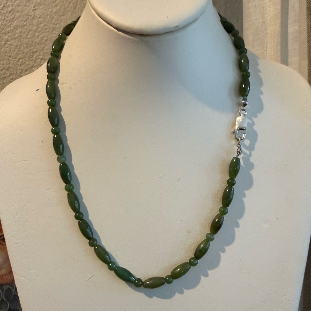 Nephrite jade barrel and round bead solid sterling silver necklace - Picture 3 of 9